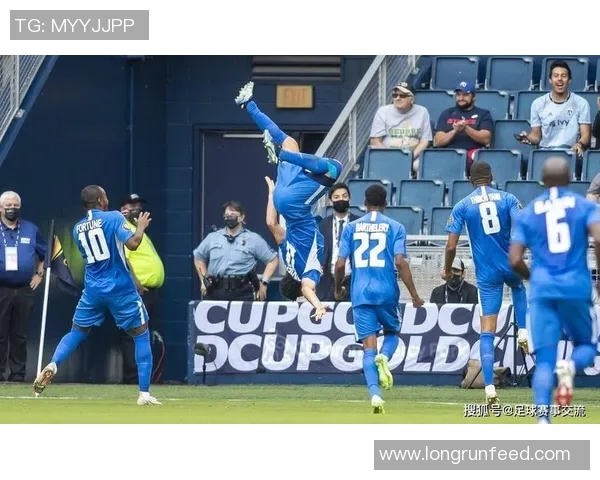 足球明星亲临篮球赛场为比赛增添精彩瞬间